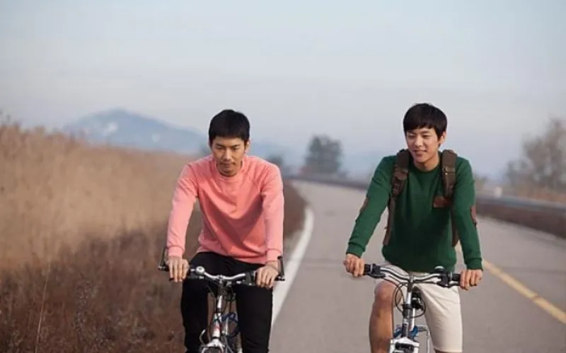 Yong-joo và Ki-woong nối lại tình bạn xưa, và cả hai trở nên thân thiết hơn